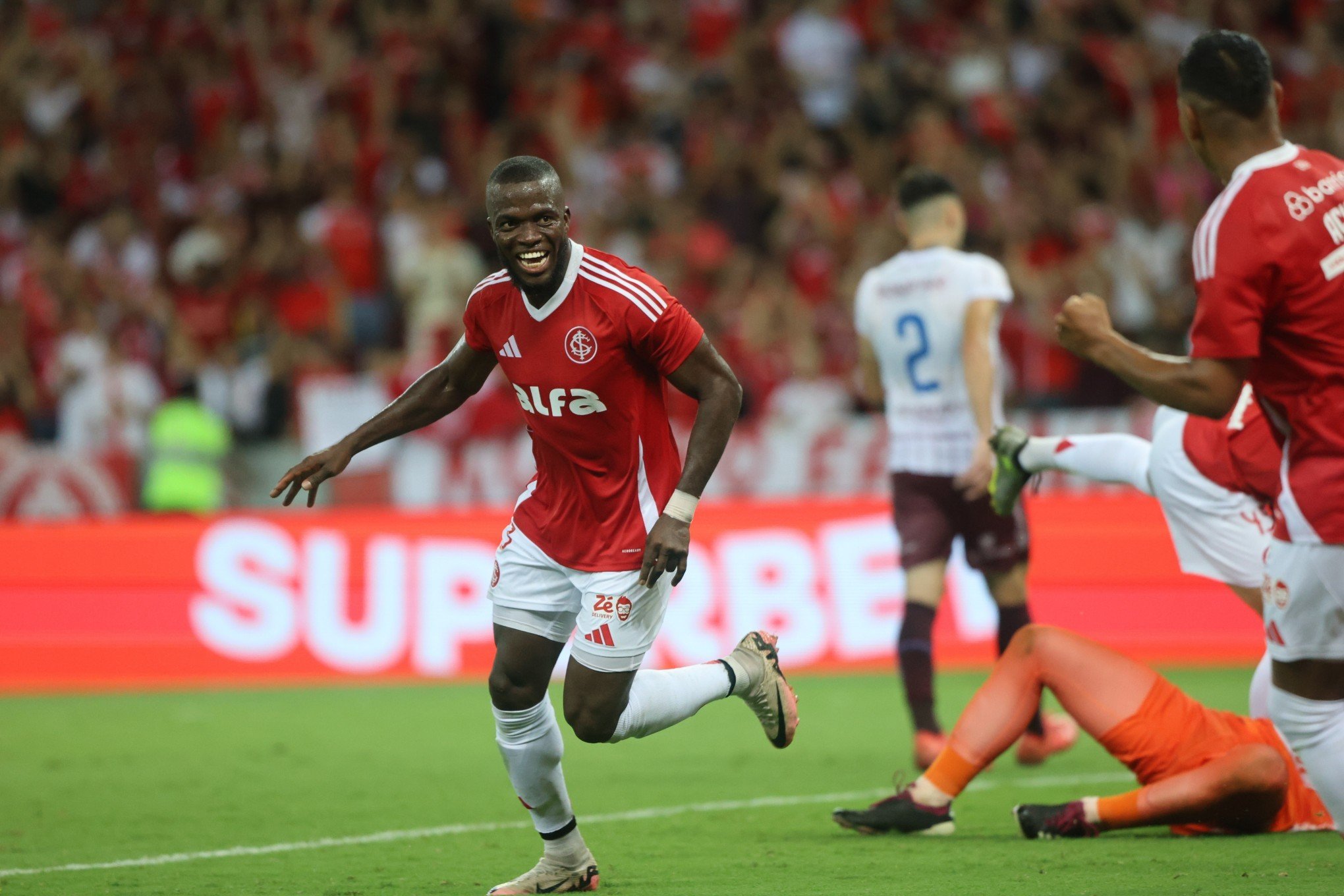 Inter vira sobre o Caxias no Beira-Rio e confirma vaga na decisão do Gauchão após quatro anos