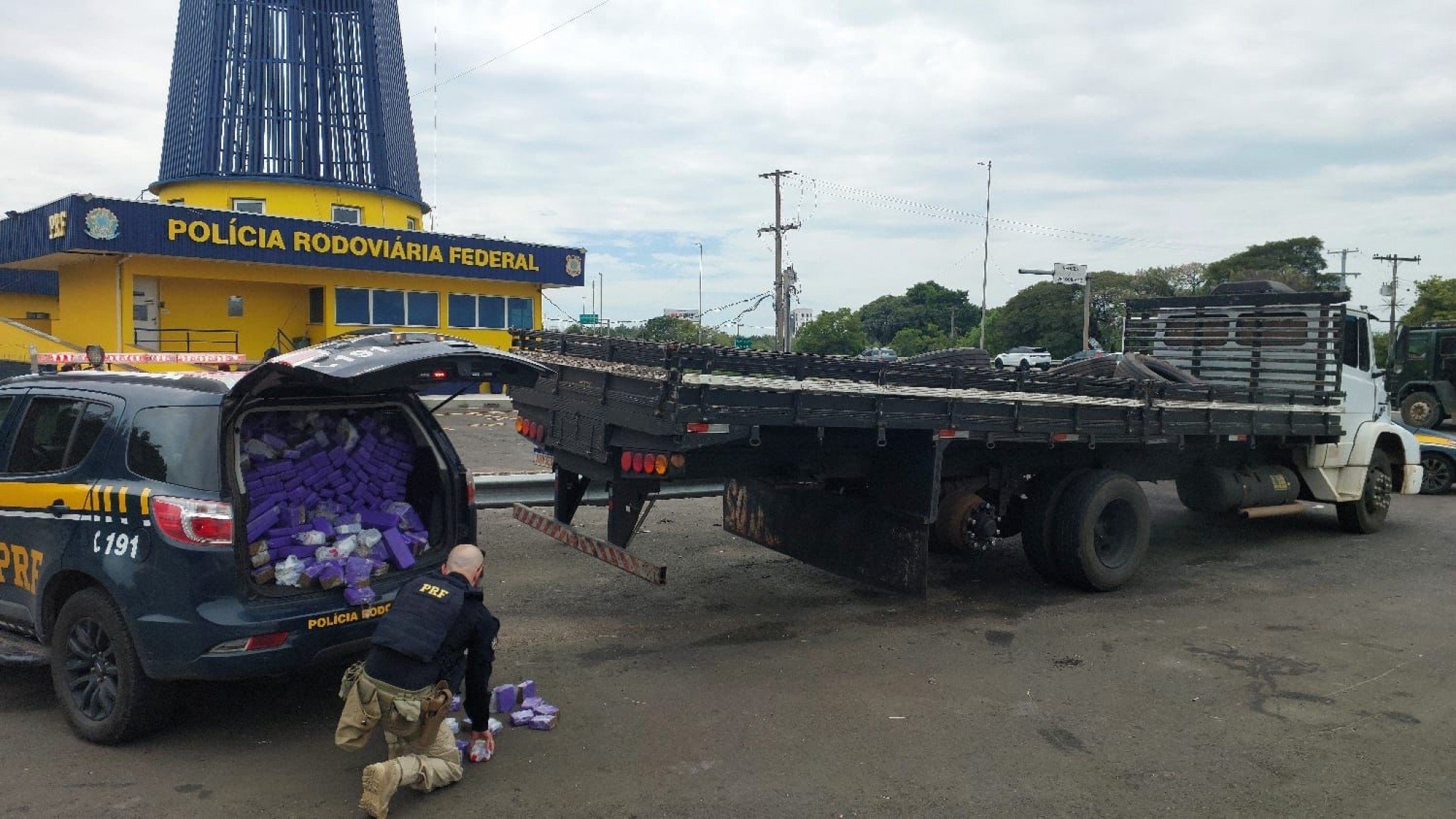 BR-386: PRF apreende quase 300 quilos de droga escondida em pneus em Canoas