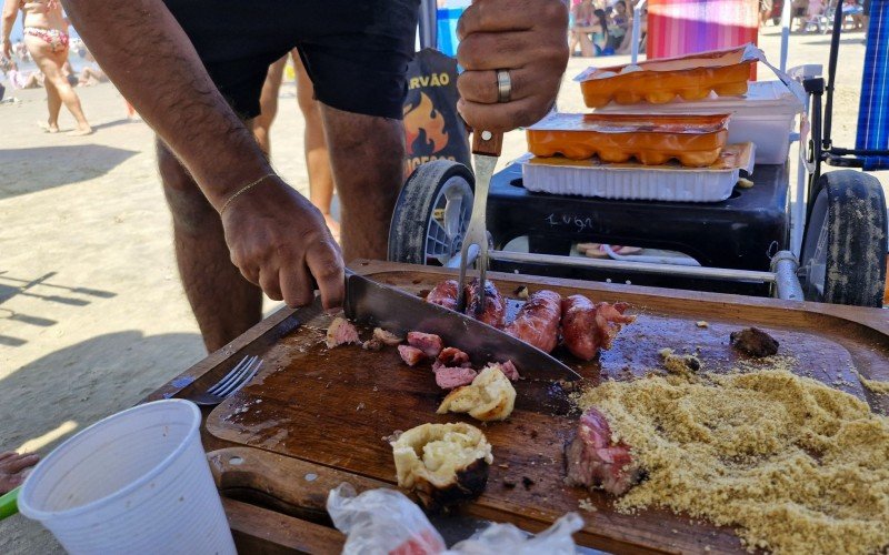 Churrasco na praia já é tradição entre banhistas