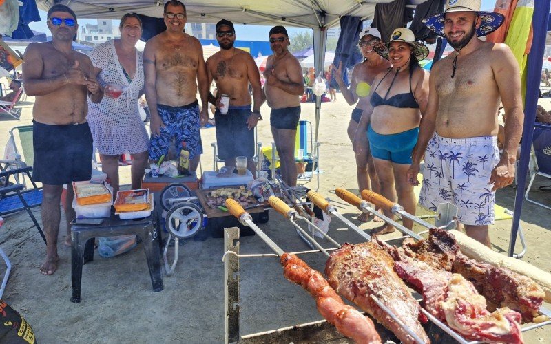 Amigos se reúnem para curtir o carnaval com churrasco na beira-mar