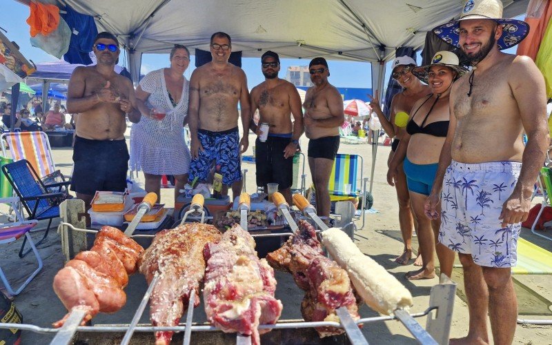 Amigos se reúnem para curtir o carnaval com churrasco na beira-mar | abc+