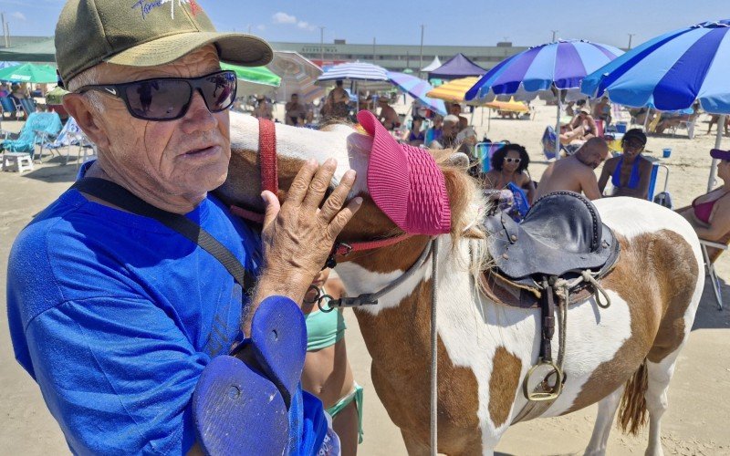 Luis Carlos também recebe o carinho de Princesa