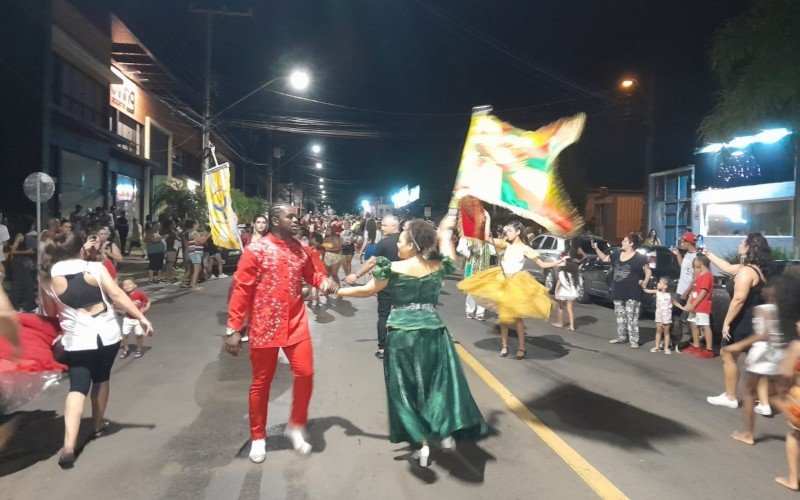 Mesmo sem carnaval oficial, escola de samba realiza muamba e anima bairro de Novo Hamburgo