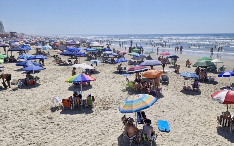 Sol e mar limpo lotam beira-mar de Tramandaí no domingo de carnaval | abc+