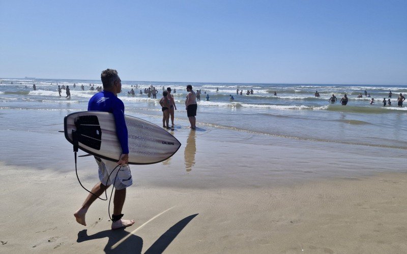 Sol e mar limpo lotam beira-mar de Tramandaí no domingo de carnaval