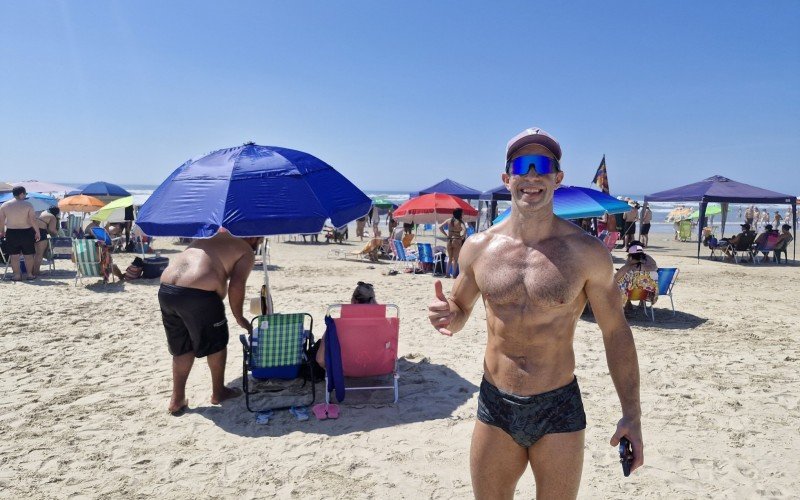 Sol e mar limpo lotam beira-mar de Tramandaí no domingo de carnaval