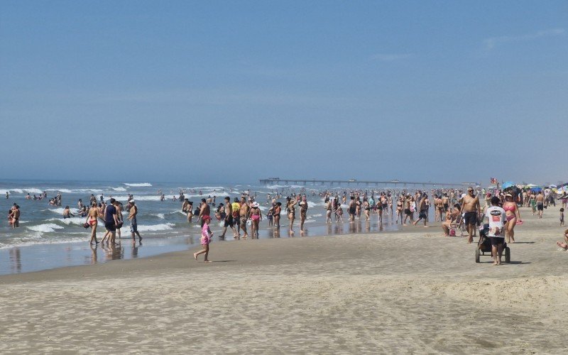 Sol e mar limpo lotam beira-mar de Tramandaí no domingo de carnaval