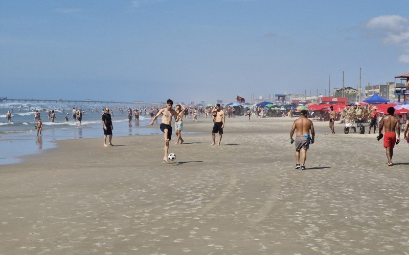 Sol e mar limpo lotam beira-mar de Tramandaí no domingo de carnaval