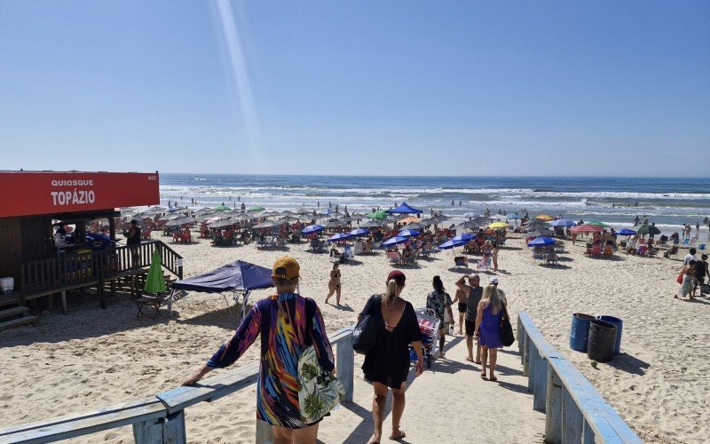 Sol e mar limpo lotam beira-mar de Tramandaí no domingo de carnaval