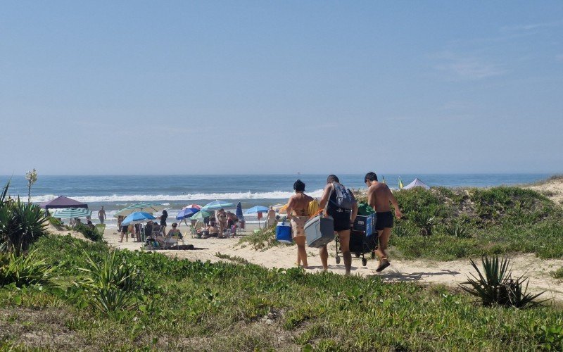 Sol e mar limpo lotam beira-mar de Tramandaí no domingo de carnaval