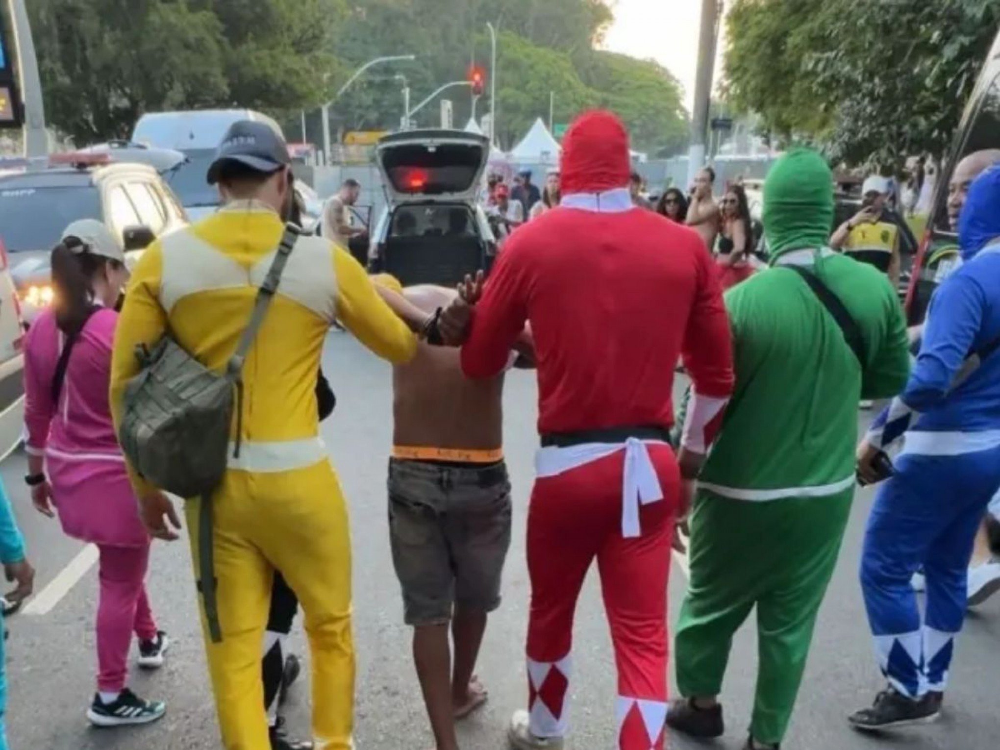 VÍDEO: Power Rangers da polícia prendem homem com celulares furtados em bloco de SP