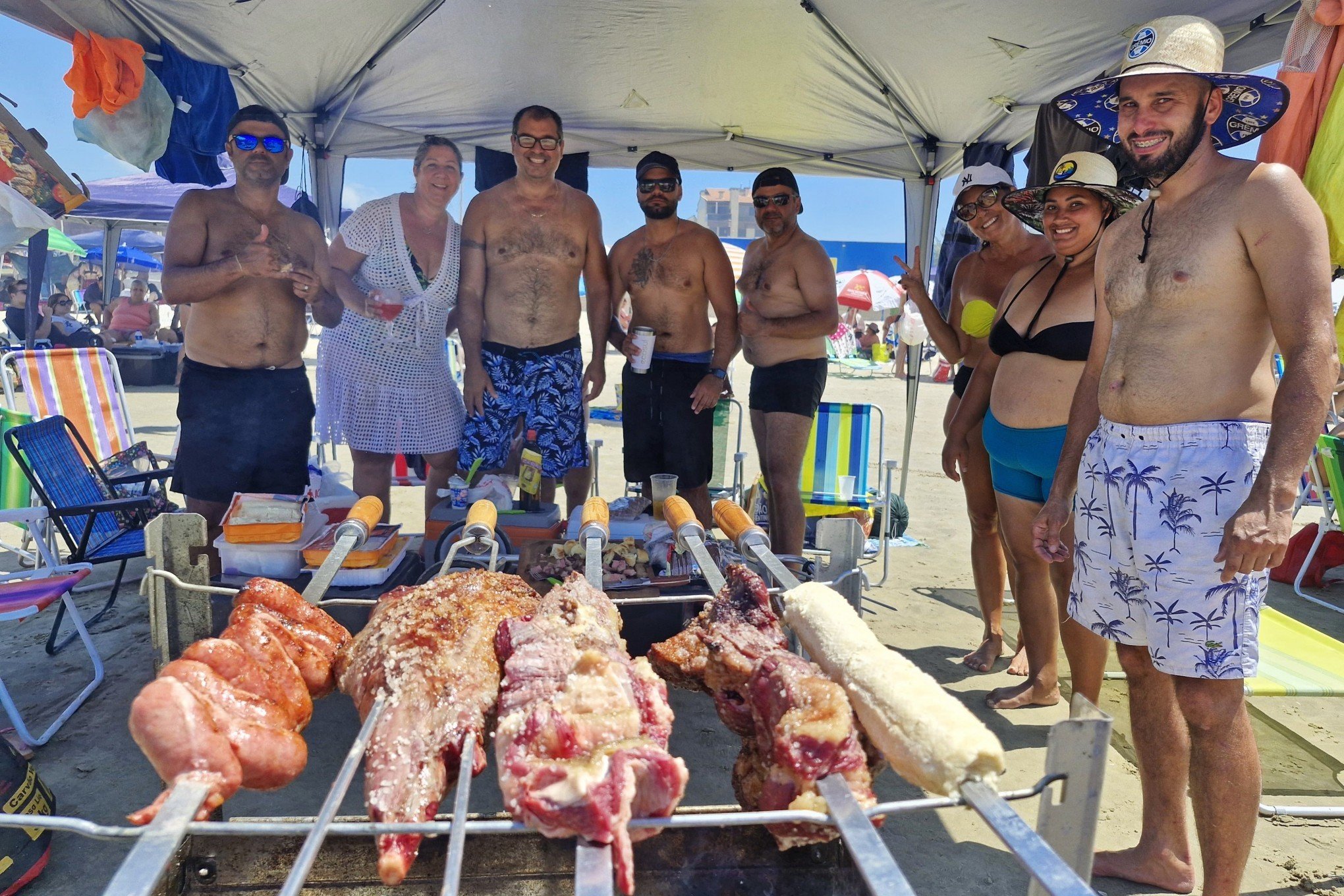 Em meio ao calorão e ao carnaval, veranistas não deixam a praia nem para a hora do almoço
