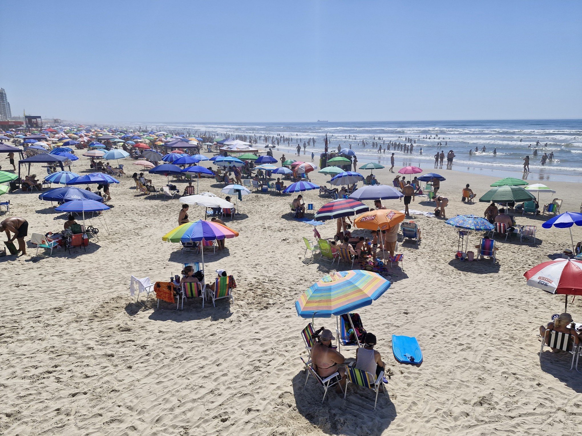 Carnaval ensolarado lota Tramandaí e anima turistas e comerciantes