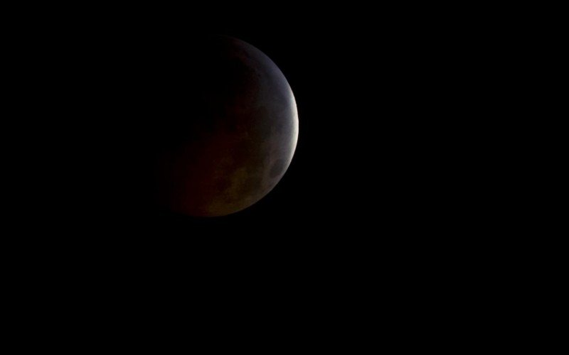 Na imagem, um eclipse lunar quase total  | abc+