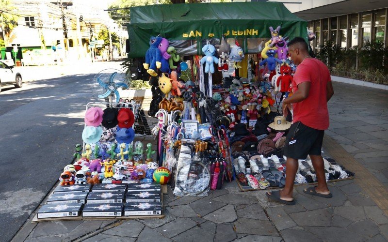 Ederson reclama do baixo fluxo de clientes