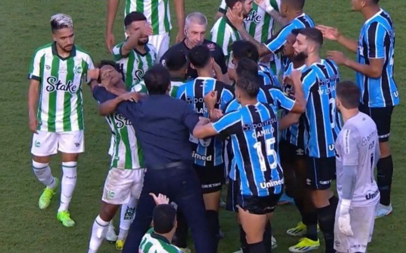 Momento em que Quinteros atinge Ênio com o braço | abc+