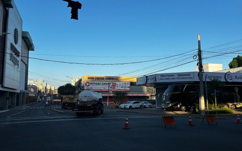 Obra de recapeamento provoca bloqueio de trânsito na área central de Novo Hamburgo | abc+