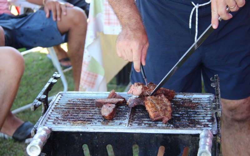 Churrasco é comida obrigatória entre os acampamentos