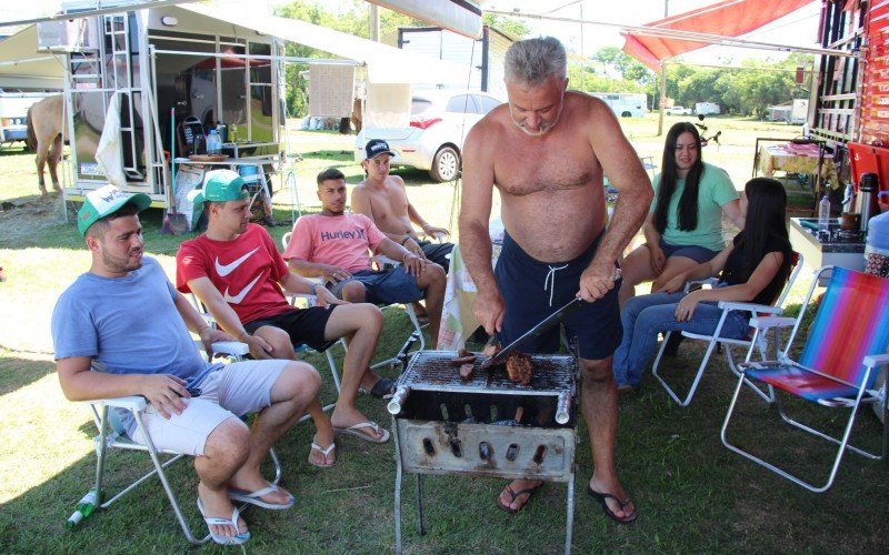 Fernando (ao centro), familiares e amigos participam quase todos os anos do rodeio