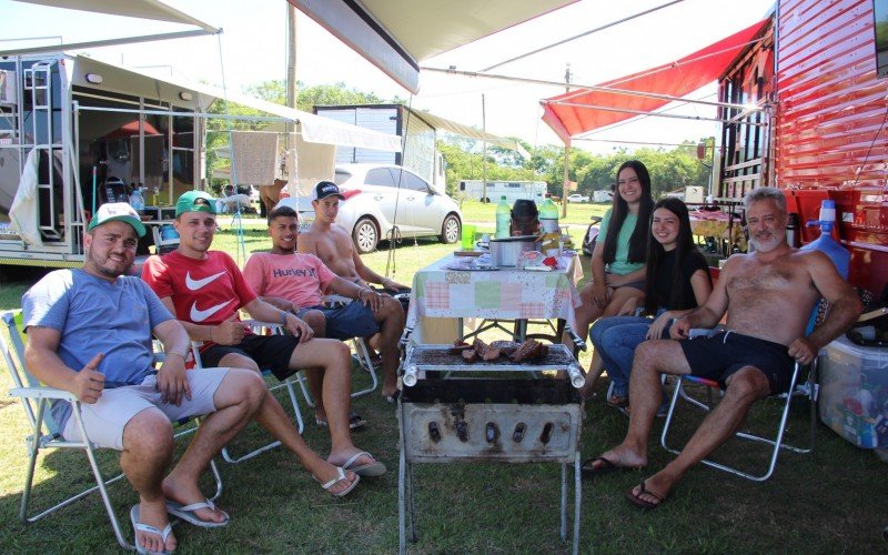 Familiares e amigos participam quase todos os anos do rodeio