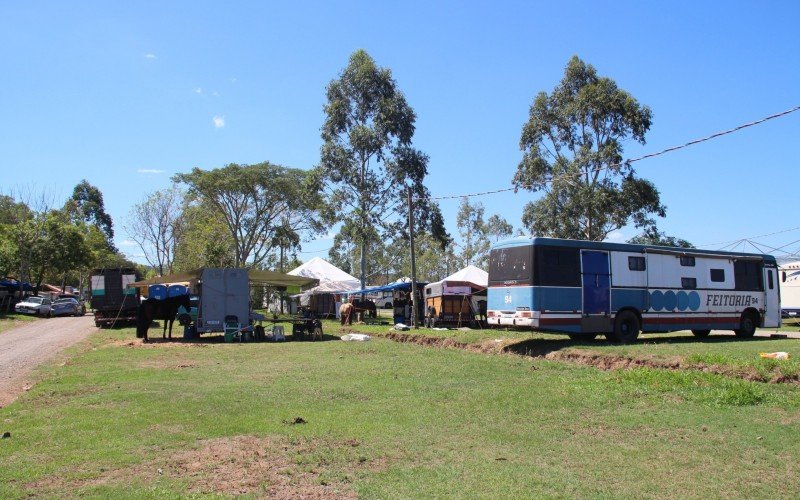 Parque já recebe dezenas de trailers e animais