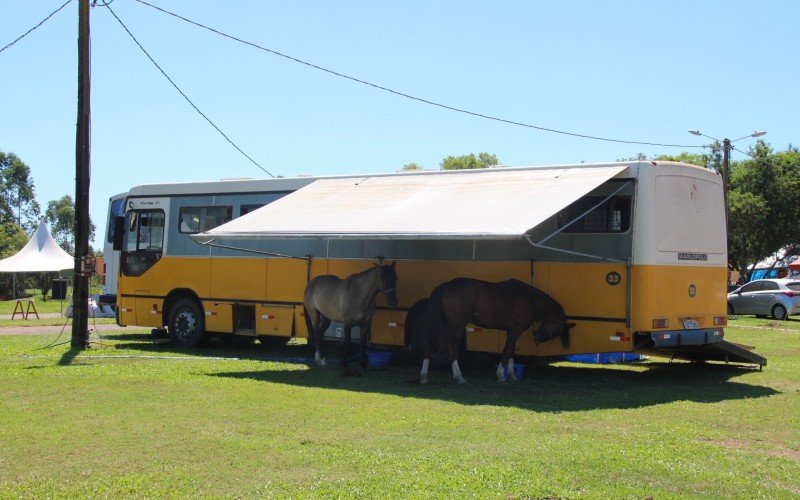 Parque já recebe dezenas de trailers e animais