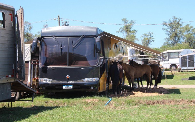 Parque já recebe dezenas de trailers e animais
