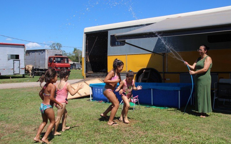Criançada foge do calor com banhos de piscina e de mangueira