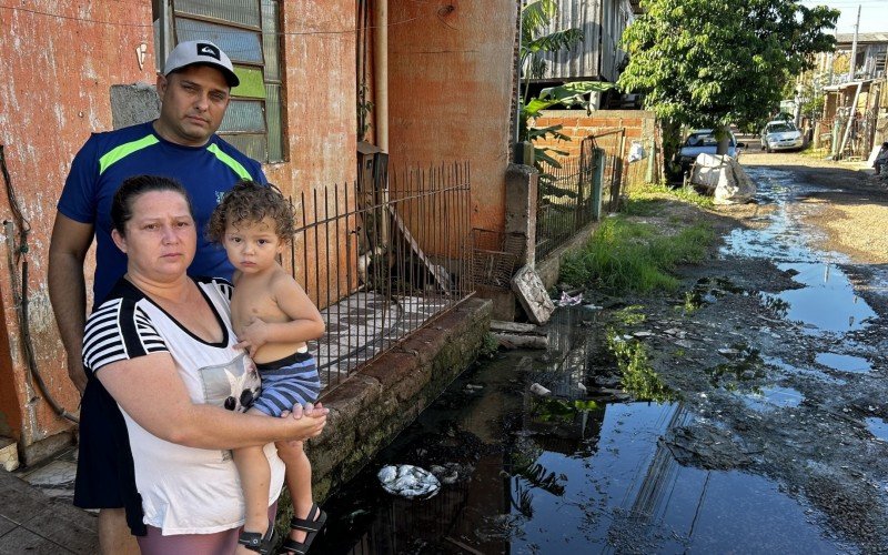 Problemas com a rede de esgoto da Rua Jumbo tem feito esgoto brotar pela rua