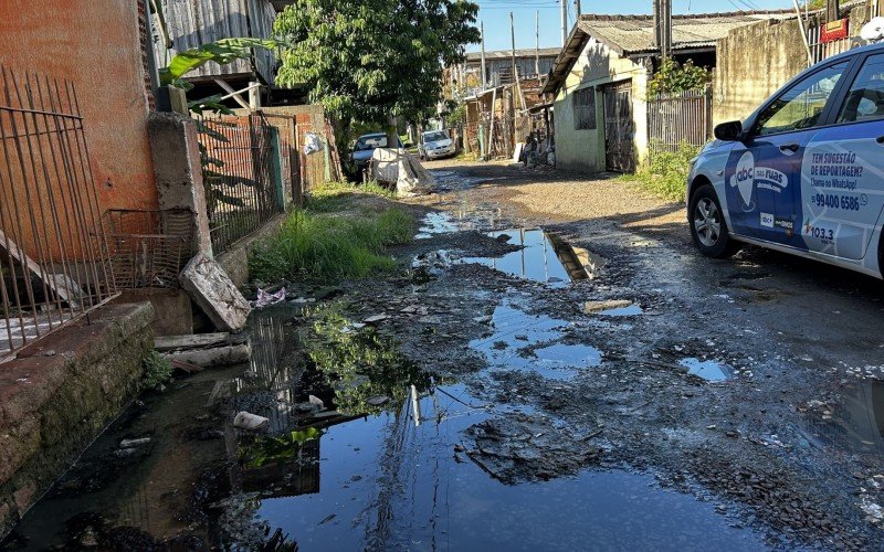 Problemas com a rede de esgoto da Rua Jumbo tem feito esgoto brotar pela rua