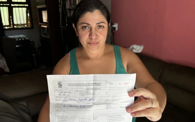 Francieli dos Santos Motta mostra notificação para deixar a casa em 30 dias; notificação foi entregue no domingo de Carnaval, às 17h02 | abc+