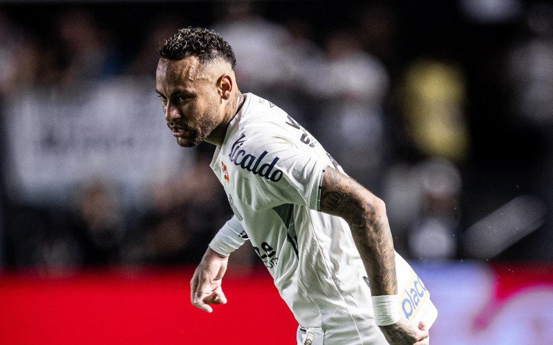 Neymar diz que sentiu lesão 2 dias após passar a noite na Sapucaí: "Tudo o que eu queria era estar em campo"