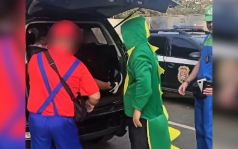 Policiais fantasiados de Super Mario Bros prendem ladrão de celulares durante carnaval | abc+