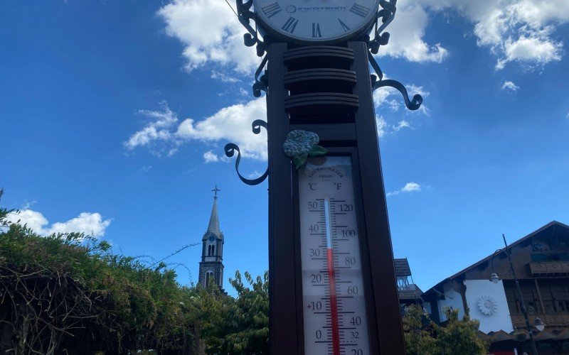 Termômetros de rua em Gramado registraram 35°C na segunda-feira de carnaval