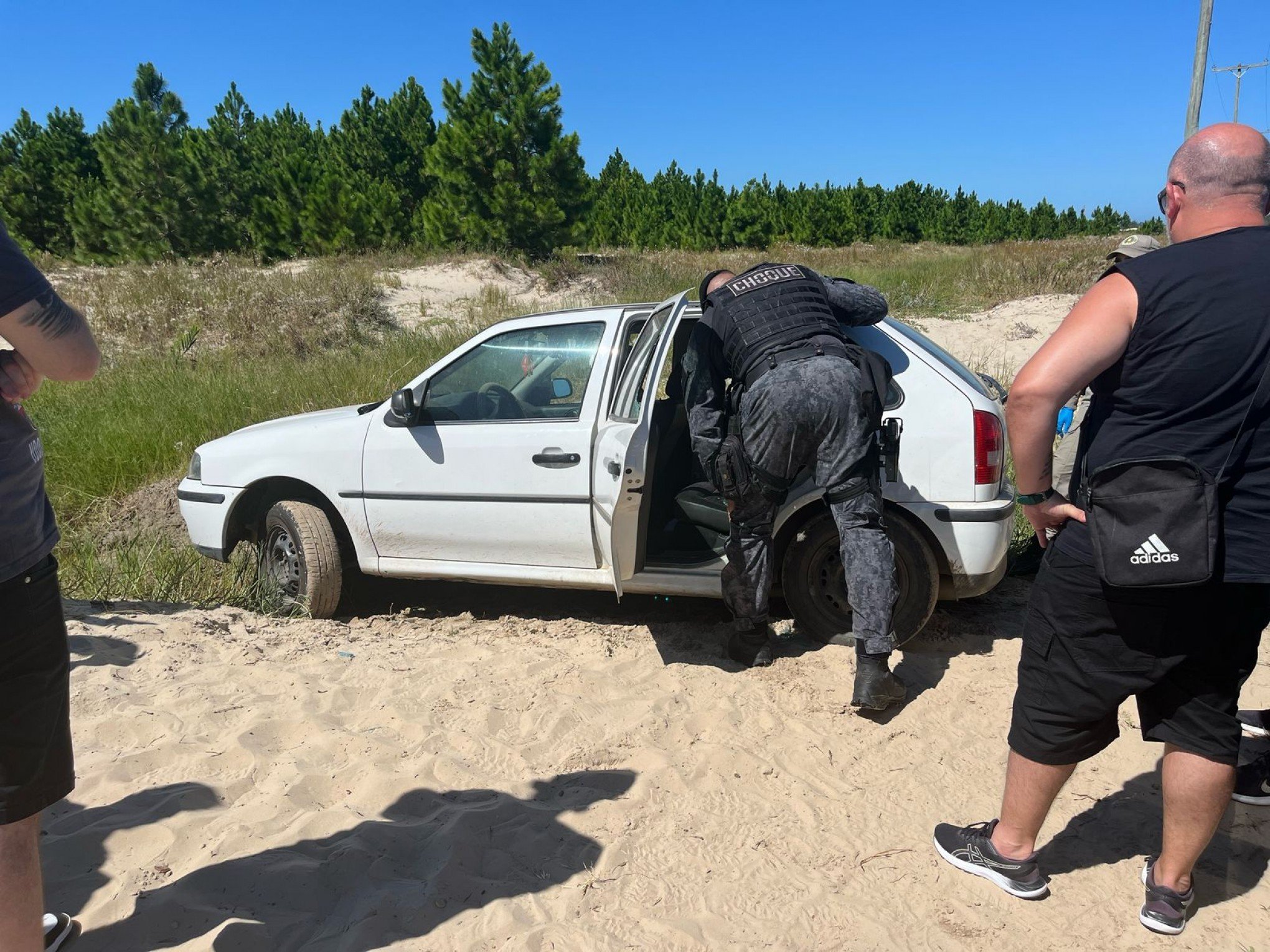 Suspeita de matar homem encontrado carbonizado em freezer abandona carro usado na fuga