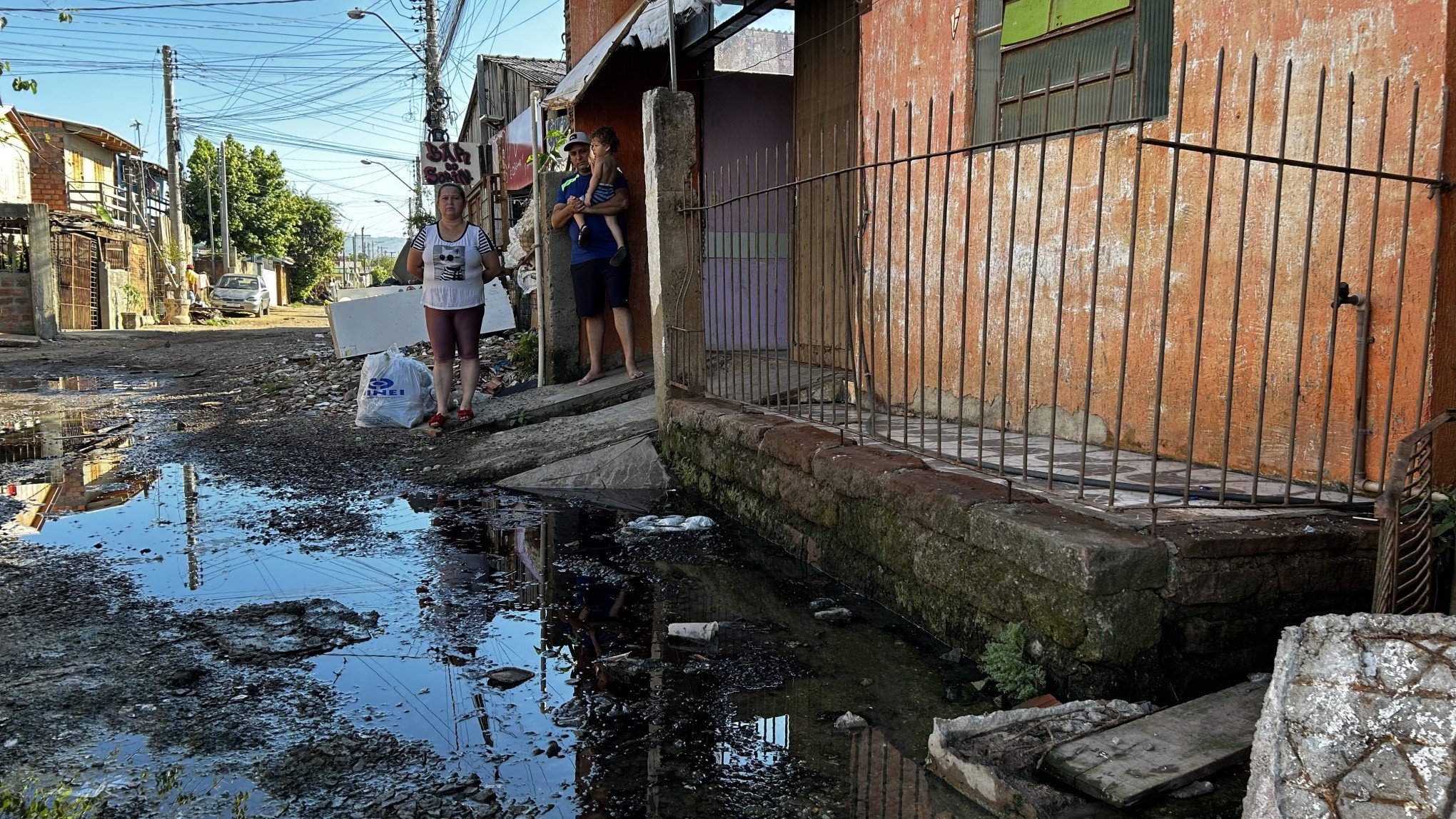 Novo ponto de esgoto a céu aberto em bairro de Novo Hamburgo gera cobrança da população