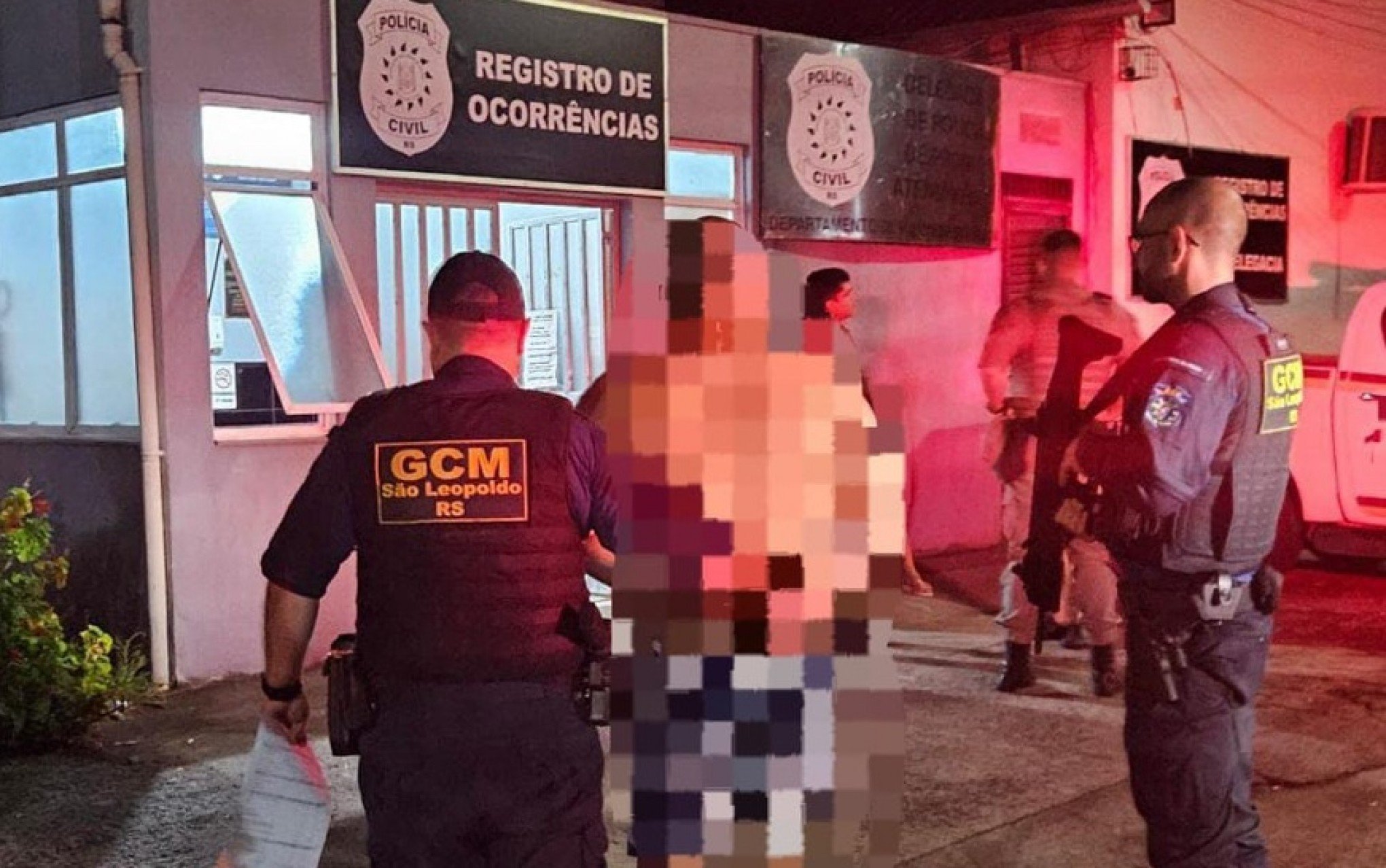 Mulher é prensada entre carro e portão após o homem dar ré em veículo para atingir a companheira