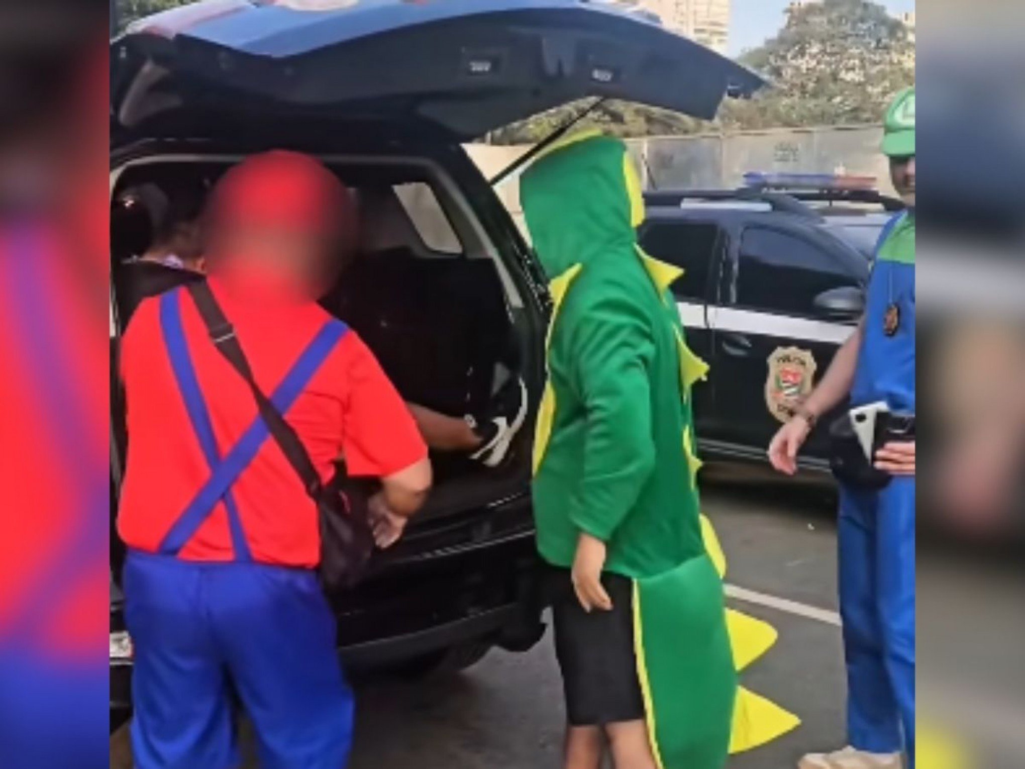 VÍDEO: Fantasiados de Mario Bros, Luigi e Yoshi, policiais prendem ladrão de celular em bloco de carnaval