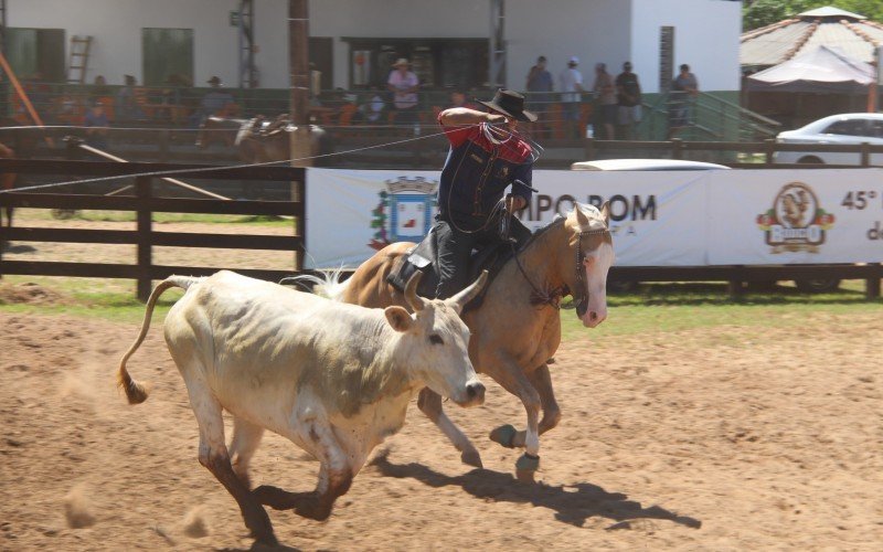 Prova de laço que dará m carro 0km ao vencedor no Rodeio de Campo Bom