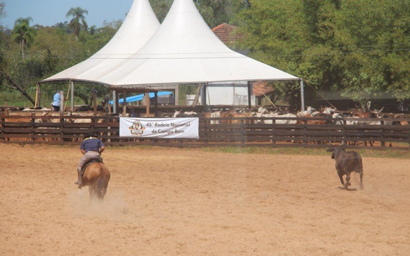 Prova de laço que dará m carro 0km ao vencedor no Rodeio de Campo Bom