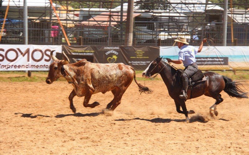 Prova de laço que dará m carro 0km ao vencedor no Rodeio de Campo Bom