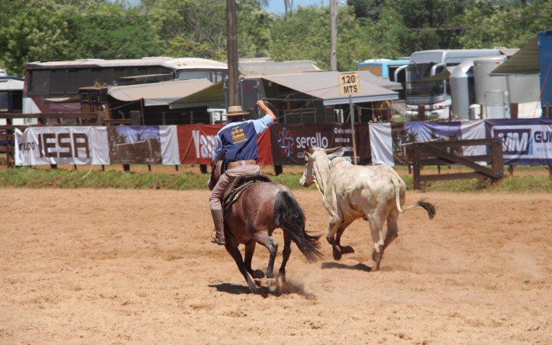 Prova de laço que dará m carro 0km ao vencedor no Rodeio de Campo Bom