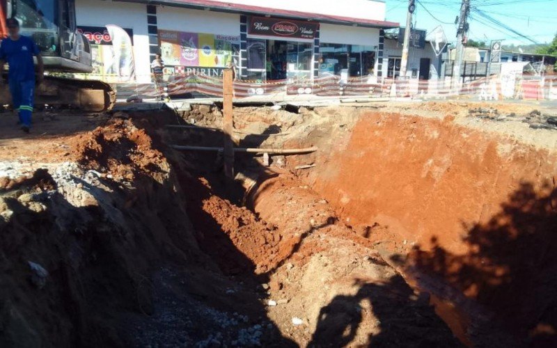 Segundo o Serviço Municipal de Água e Esgotos (Semae) de São Leopoldo, um problema de erosão na Rua Fernando Ribeiro de Castro, no bairro Duque de Caxias, deixou a rede pluvial de esgoto suspensa no ar e o registro de água teve de ser fechado para a parte baixa do bairro Cohab Duque.
