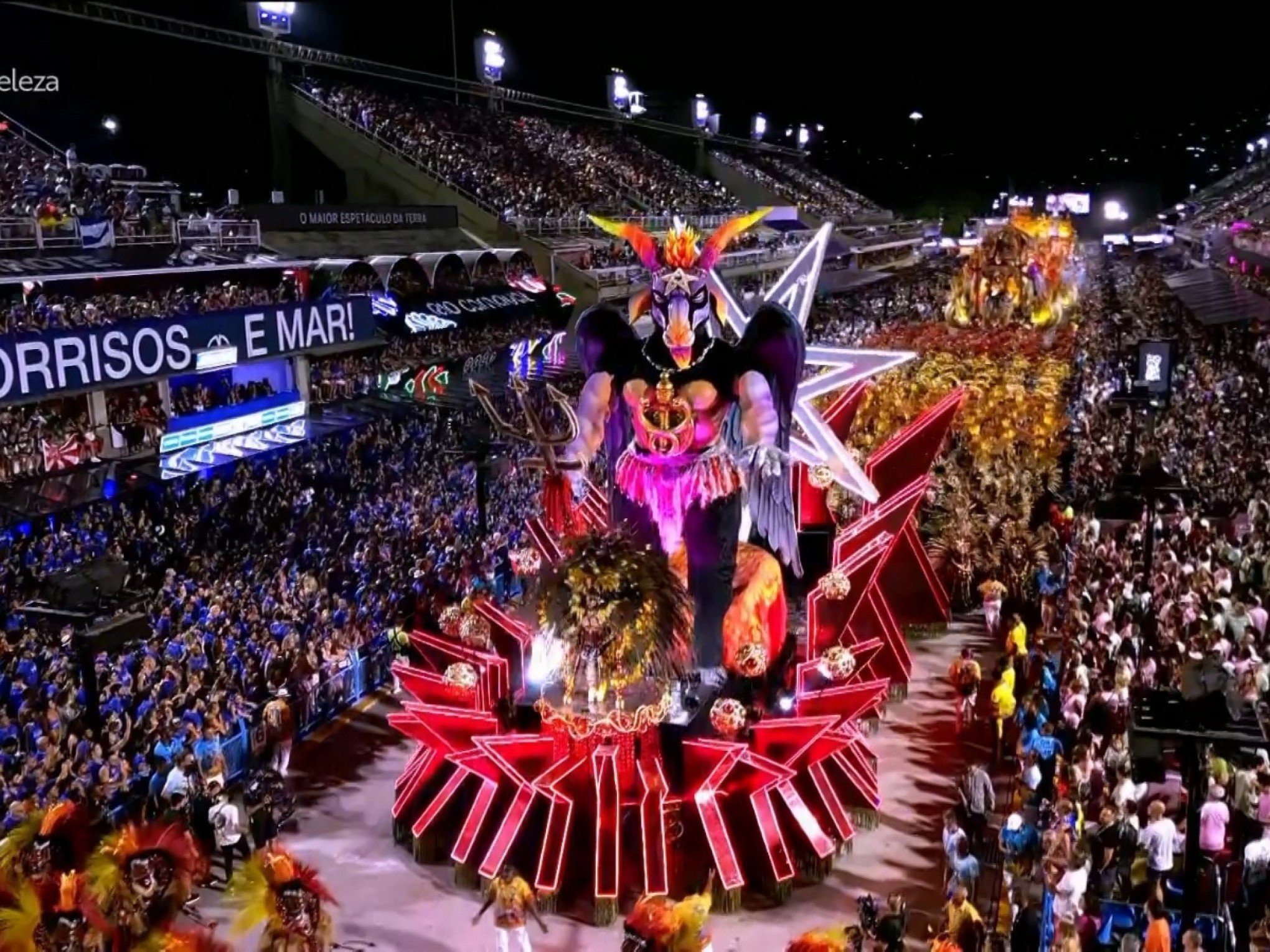 Cabeça de bode e corpo humano: O que é a figura exibida em carro alegórico de escola de samba no carnaval do Rio