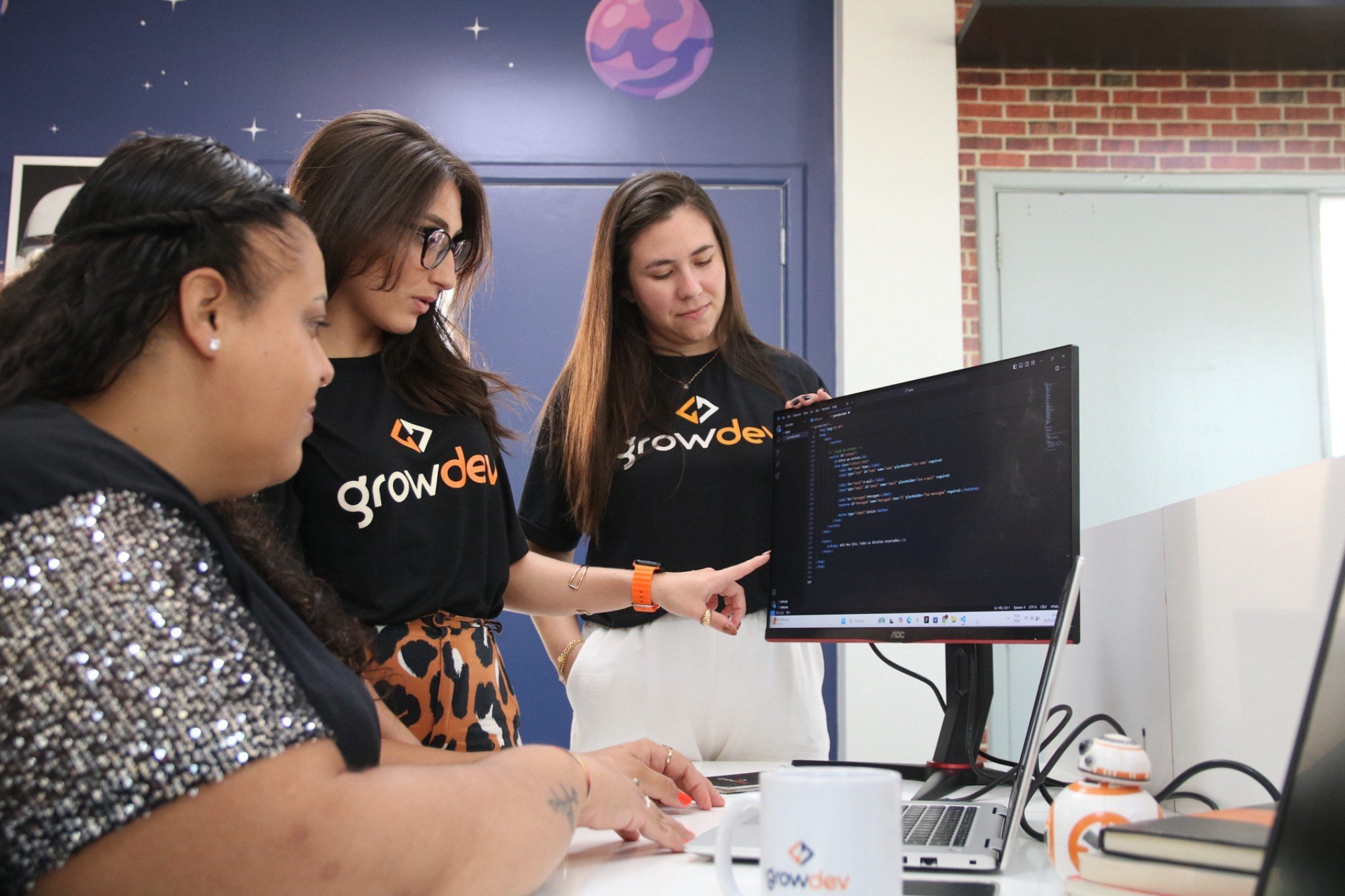 Empresa de tecnologia lança programa com bolsas de estudo; primeira etapa é voltada para mulheres