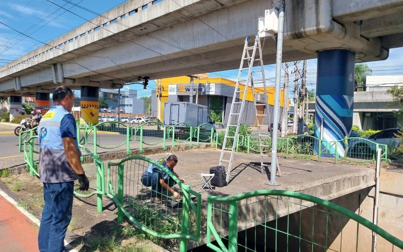 Estação hidrológica junto ao Arroio Luiz Rau em manutenção, em Novo Hamburgo | abc+