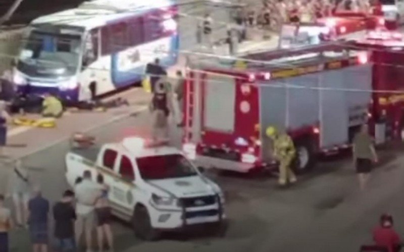 Ônibus atropela duas pessoas na Avenida Sapucaia do Sul