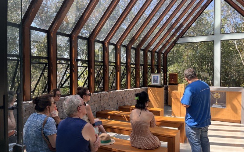 Capela de vidro é em homenagem ao Santo Scalabrini, bispo italiano canonizado em 2022 | abc+