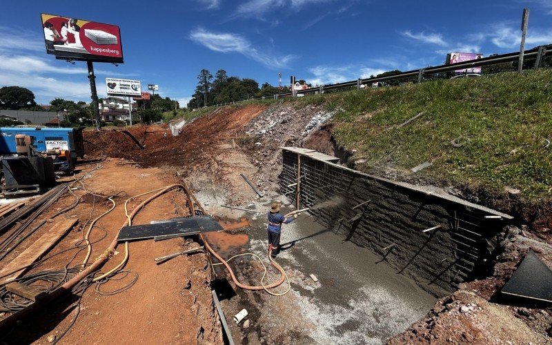 Obra de construção de passagem inferior na altura da Rua Tapes, que irá conectar os bairros Rio Branco e Primavera, avança rapidamente | abc+