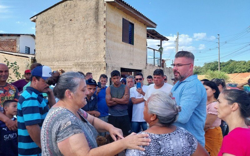 Prefeito Gustavo Finck se reuniu com famílias na Rua Eldorado, no bairro Santo Afonso | abc+
